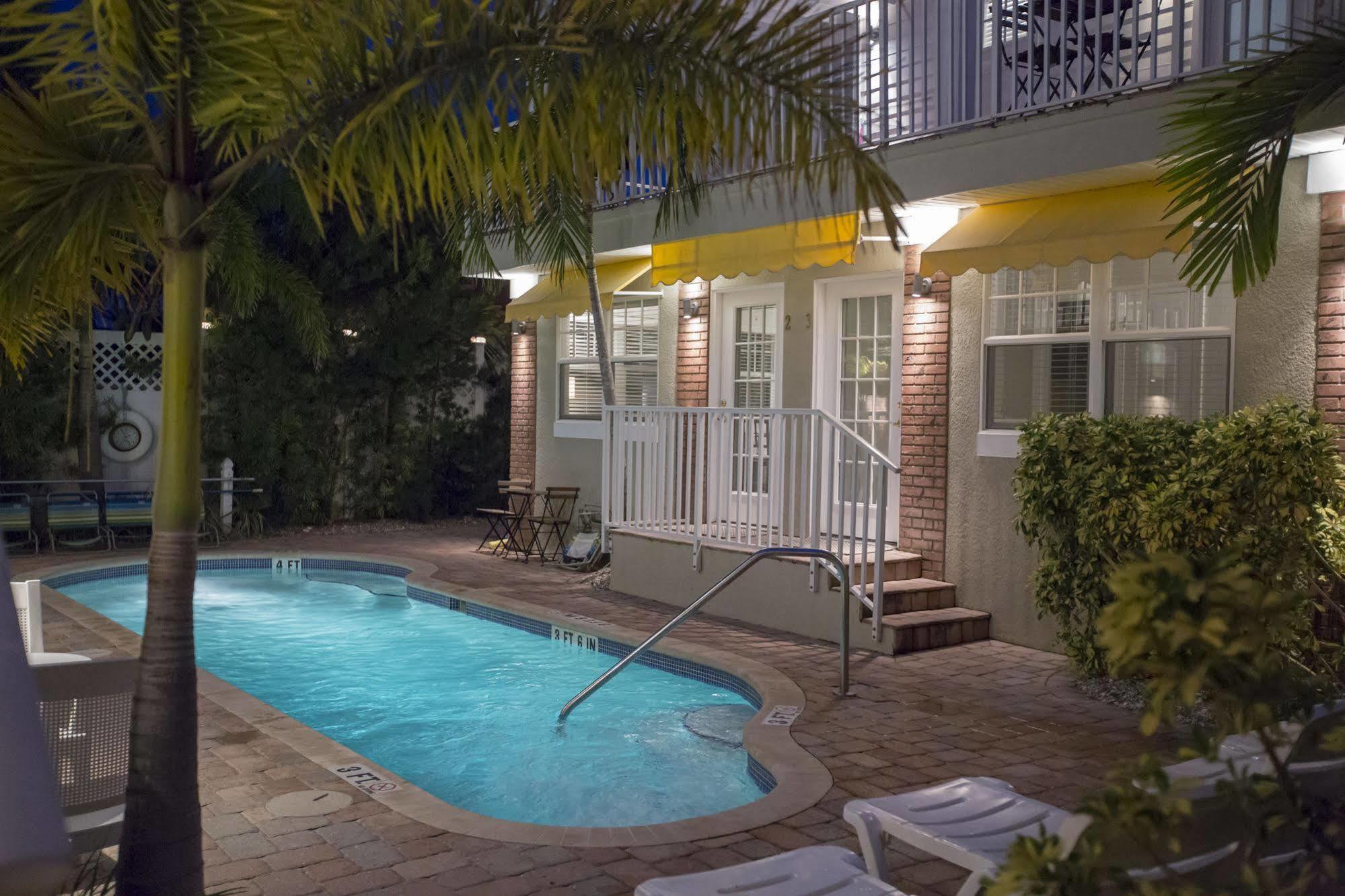 Coconut Inn Pass-A-Grille Beach セント・ピート・ビーチ エクステリア 写真
